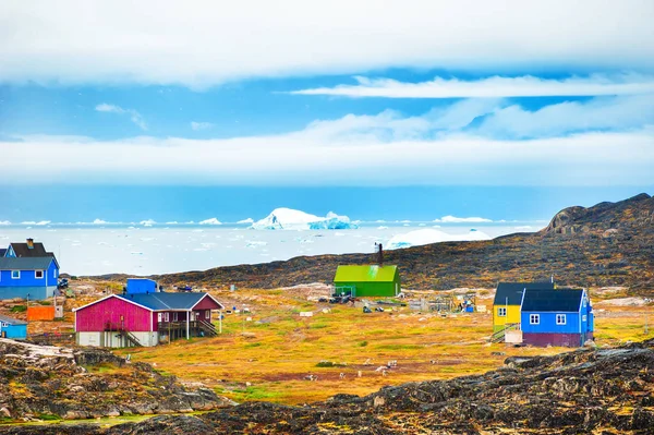 Färgglada hus i byn Saqqaq, västra Grönland. — Stockfoto