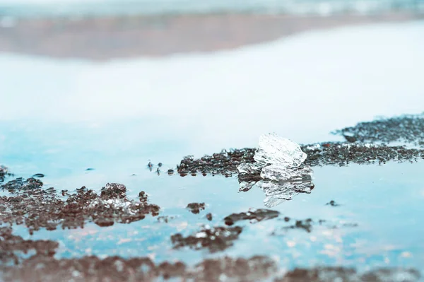 Derretendo gelo no lago na primavera — Fotografia de Stock