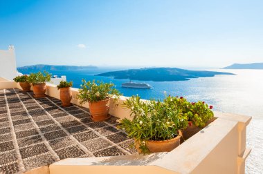 Santorini adası, Yunanistan. Deniz manzaralı güzel teras. Ünlü seyahat hedef