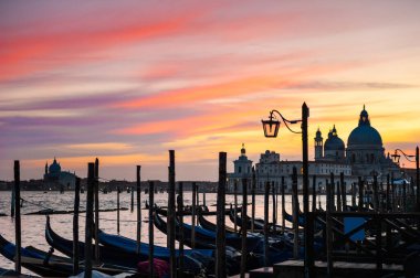 Büyük Kanal 'da Gondol ve İtalya, Venedik' te gün batımında Santa Maria della Salute. Ünlü turist merkezi. Seyahat ve tatil kavramı