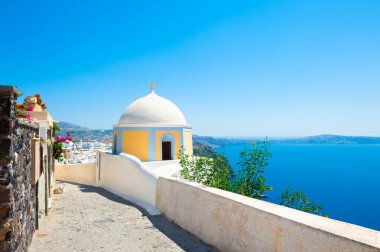 Santorini adasında beyaz Mimarlık, Yunanistan. Güzel deniz manzarası. Ünlü seyahat destinasyonu