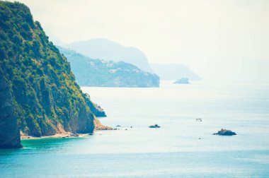 Budva, Karadağ yakınlarındaki adalar ile güzel deniz kıyısı. Adriyatik denizi. Ünlü seyahat hedef