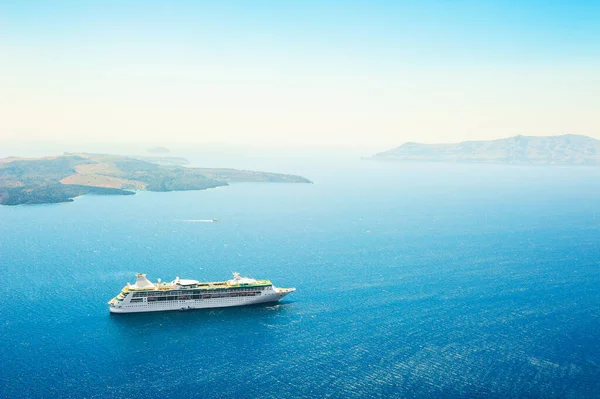 Cruiseskip Sjøen Nær Øya Santorini Hellas Nydelig Sjøutsikt Berømte Reisemål – stockfoto