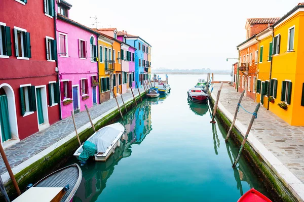 Barevné Domy Kanálu Ostrově Burano Benátky Itálie Slavný Cíl Cesty — Stock fotografie