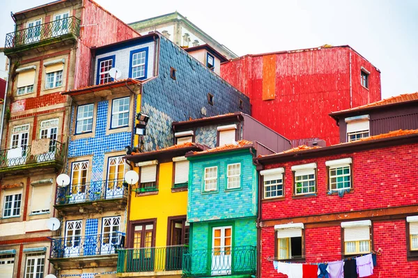 Fargerike Fasader Med Tradisjonell Murstein Gamlebyen Porto Portugal – stockfoto
