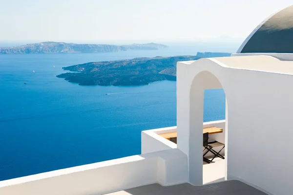 Santorini Adası Yunanistan Beyaz Mimari Deniz Manzaralı Güzel Bir Teras — Stok fotoğraf