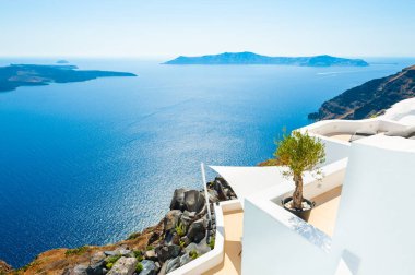 Yunanistan 'ın Santorini adasında beyaz mimari ve mavi deniz. Yaz tatilleri, seyahat merkezleri konsepti.