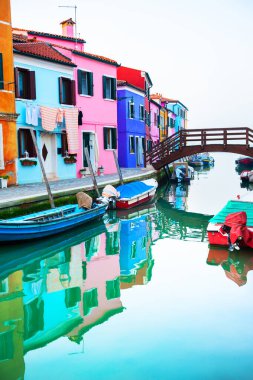 Burano Adası, Venedik, İtalya 'daki kanalın renkli evleri. Meşhur seyahat yeri