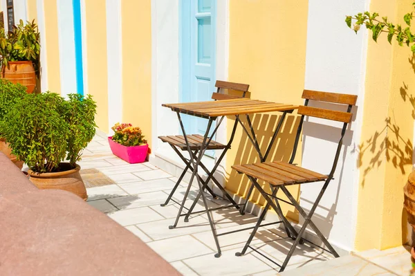 Zwei Holzstühle Mit Tisch Auf Der Straße Traditionelle Griechische Architektur — Stockfoto