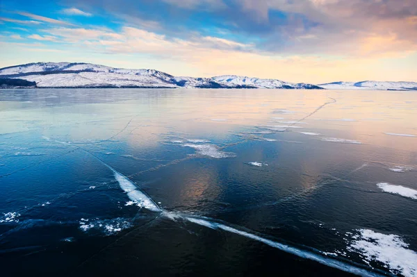 Eis Auf Dem Zugefrorenen See Bei Sonnenuntergang Schöne Winterlandschaft — Stockfoto