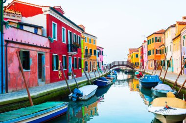 Burano Adası, Venedik, İtalya 'daki kanalın renkli evleri. Meşhur seyahat yeri