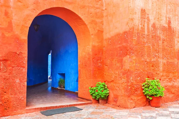 Parede Vermelha Azul Mosteiro Santa Catalina Arequipa Peru — Fotografia de Stock