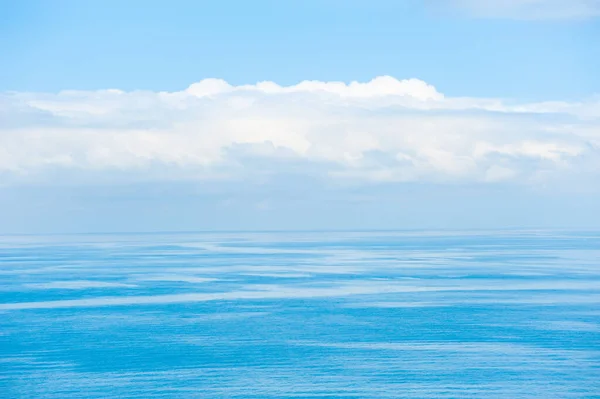 Blauwe Zee Achtergrond Prachtige Zeegezicht Blauwe Lucht Met Wolken Reisbestemmingsconcept — Stockfoto