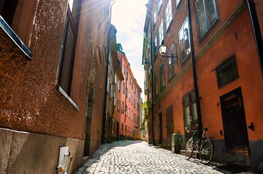 İsveç 'in Stockholm şehrinde gün batımında güzel bir cadde. Meşhur seyahat yeri