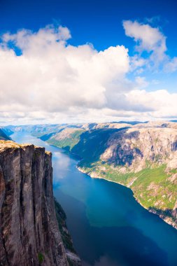 Norveç 'teki Lysefjord ve Kjerag dağlarının güzel manzarası. Yaz manzarası