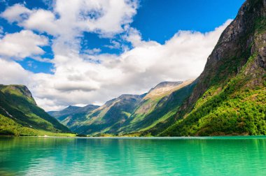 Norveç 'teki dağlarda yeşil suyu olan güzel bir göl. Yaz manzarası