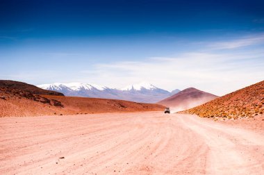 Bolivya 'daki Altiplano platosunda çölde giden off-road arabaları. Güney Amerika manzaraları