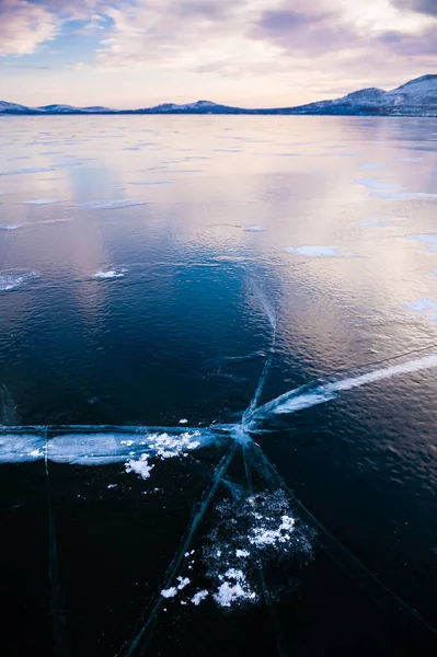 Lód Zamarznięte Jezioro Zachodzie Słońca Piękny Zimowy Krajobraz — Zdjęcie stockowe