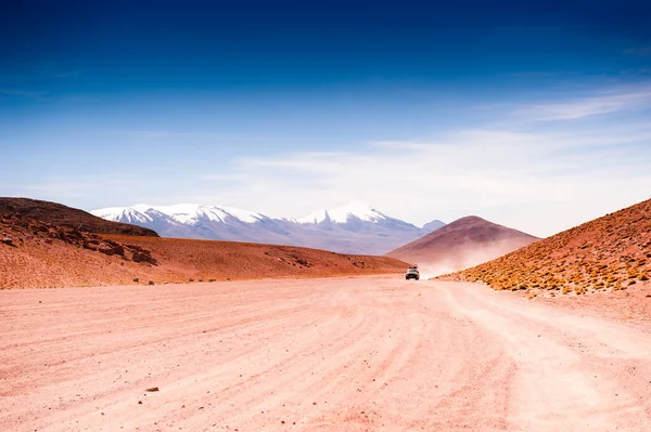 Geländewagen Auf Der Straße Der Wüste Auf Dem Plateau Altiplano — Stockfoto
