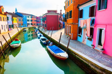 Burano Adası, Venedik, İtalya 'daki kanalın renkli evleri. Meşhur seyahat yeri