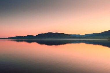 Gün batımında dağlarda göl. Güzel yaz manzarası. Güney Ural, Rusya