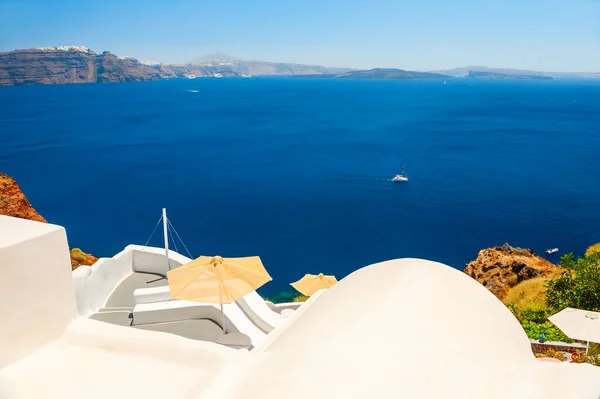 Белая Архитектура Синее Море Острове Санторини Греция Красивая Терраса Видом — стоковое фото