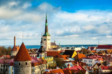 Tallinn, Estonya 'nın panoramik şehri. St. Olaf kilisesi ve tarihi Tallinn Duvarı olan Eski Şehir