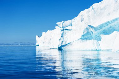 Ilulissat buzullarında büyük mavi buzdağları, batı Grönland