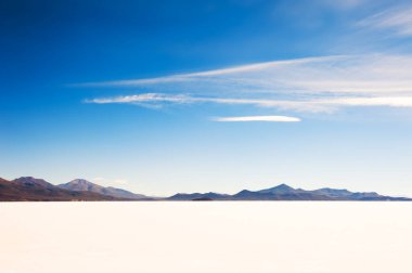 Bolivya 'daki Salar de Uyuni tuzunun beyaz yüzeyi. Güney Amerika manzaraları.