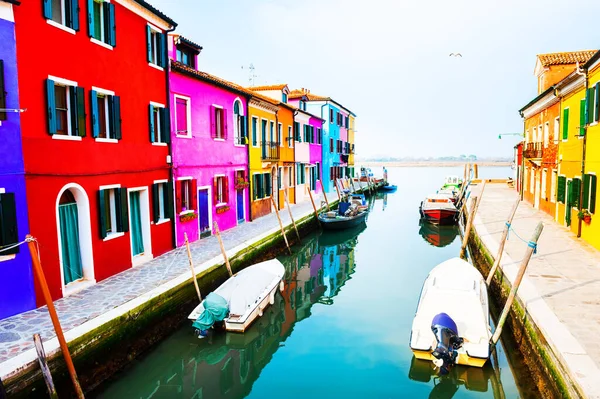 Красочные Дома Канале Острове Бурано Венеция Италия Известное Место Путешествий — стоковое фото