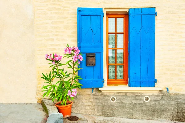 Окно Голубыми Ставнями Розовым Цветком Кастрюле Старая Архитектура Valensole Provence — стоковое фото