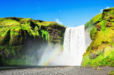 Güney İzlanda 'da Skogafoss şelalesi. Yaz manzarası. Meşhur seyahat yeri