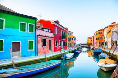Burano Adası, Venedik, İtalya 'daki kanalın renkli evleri. Meşhur seyahat yeri