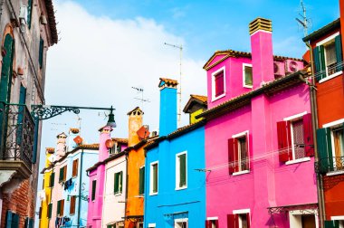 Burano Adası, Venedik, İtalya 'da renkli bir mimari. Mavi gökyüzüne karşı evlerin çatıları. Meşhur seyahat yeri