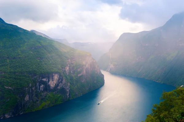 挪威的Geiranger Fjord 多雨的夜晚 美丽的夏季风景 — 图库照片