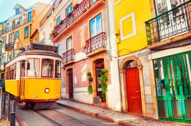 Lizbon, Portekiz 'de, caddedeki sarı klasik tramvay. Meşhur seyahat yeri