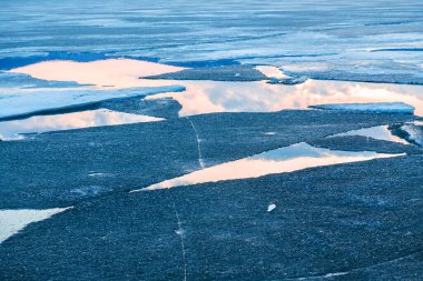 Gün batımında gölde eriyen buzlar. Manzarayı kapat. Güzel bahar manzarası.