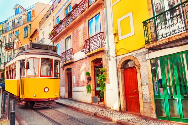 Tranvía Amarillo Vintage Calle Lisboa Portugal Famoso Destino Viaje — Foto de Stock