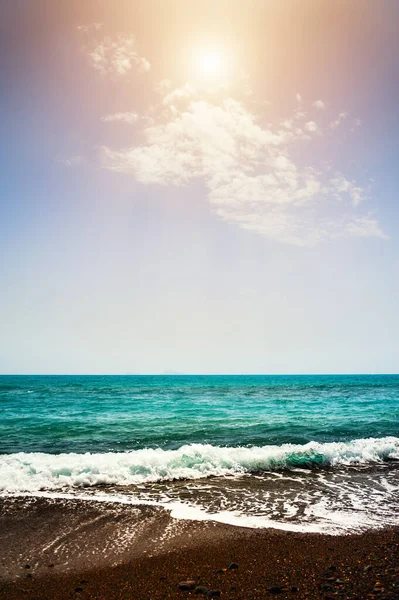 Пляж Черным Песком Бирюзовым Морем Солнечный День Красный Пляж Острове — стоковое фото
