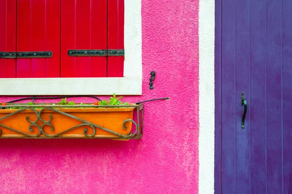 Фиолетовая Деревянная Дверь Окно Красными Ставнями Розовая Стена Крупный План — стоковое фото