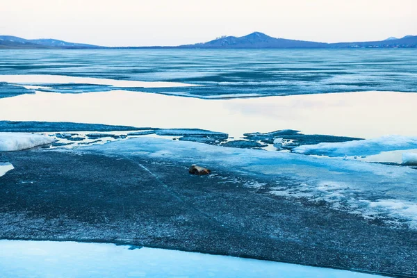 Topniejący Lód Jeziorze Zachodzie Słońca Piękny Wiosenny Krajobraz — Zdjęcie stockowe