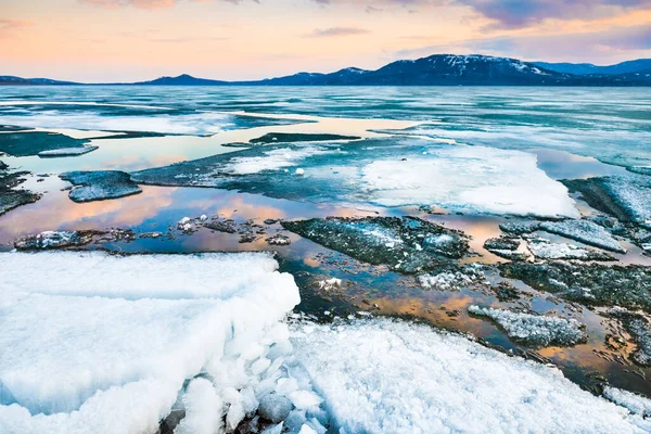 호수의 얼음이 녹는다 아름다운 — 스톡 사진
