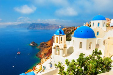 Yunanistan 'ın Santorini Adası, Oia' da mavi kubbeli geleneksel beyaz Yunan kilisesi. Meşhur seyahat yeri