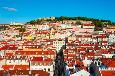 Lizbon, Portekiz 'de kırmızı çatıları olan eski bir mimari. Meşhur seyahat yeri