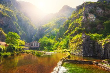 Karadağ 'ın eski Kotor kentinin güneş ışığı ve duvarlarındaki güzel dağlar. Yaz manzarası. 