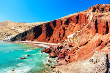 Santorini Adası, Yunanistan 'daki kırmızı plaj. Yaz manzarası, deniz manzarası. Meşhur seyahat yeri