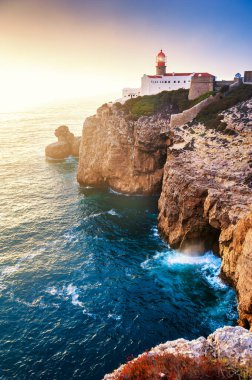 Algarve, Portekiz 'de gün batımında St. Vincent Burnu' nda deniz feneri. Yaz manzarası. Burası Avrupa 'nın en güneybatı noktası.