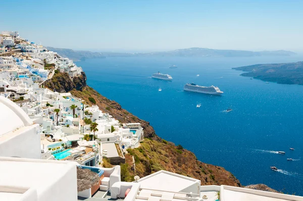 Yunanistan 'ın Santorini adasında beyaz mimari ve mavi deniz. Panoramik manzara. Meşhur seyahat yeri