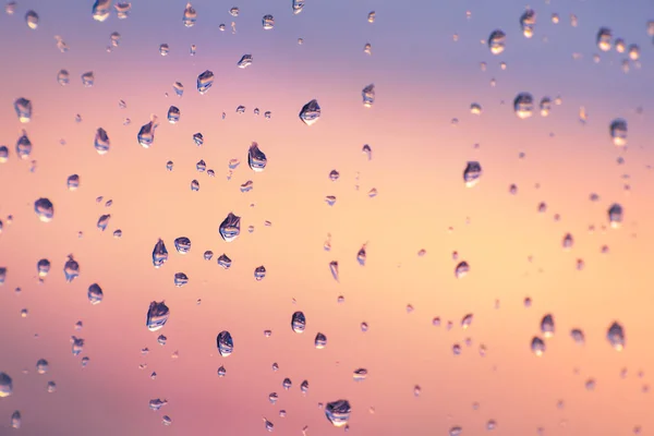 Krople Deszczu Powierzchni Szyby Zachodzie Słońca Wybiórcze Skupienie Kolorowe Abstrakcyjne — Zdjęcie stockowe