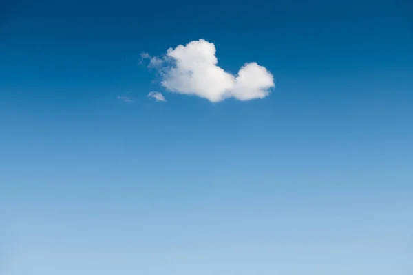 Mavi Gökyüzünde Beyaz Bulut Soyut Doğa Arkaplanı — Stok fotoğraf
